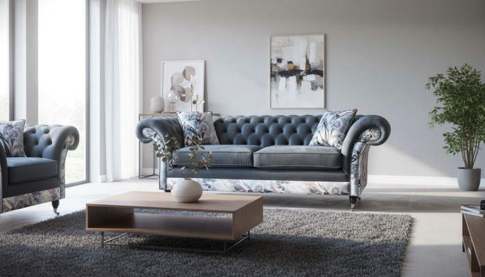 Un canapé trois places remarquable de style Chesterfield avec une délicate décoration florale grise.