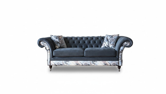 Un canapé trois places remarquable de style Chesterfield avec une délicate décoration florale grise.