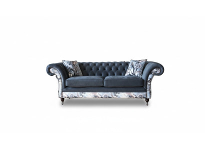 Un canapé trois places remarquable de style Chesterfield avec une délicate décoration florale grise.