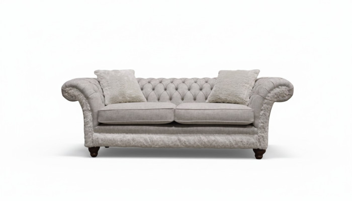 Moderne canapé design trois places en tissu d'ameublement beige Chesterfield pour le salon.