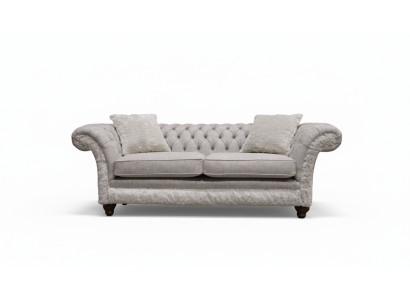 Moderne canapé design trois places en tissu d'ameublement beige Chesterfield pour le salon.