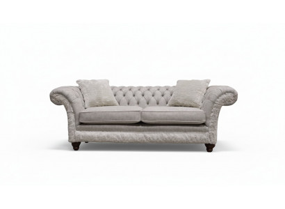 Moderne canapé design trois places en tissu d'ameublement beige Chesterfield pour le salon.