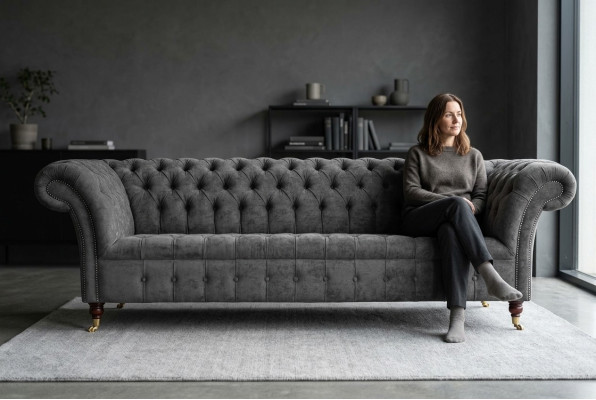 Canapé Chesterfield 3 places en tissu gris au siège rembourré, canapé en tissu textiles.