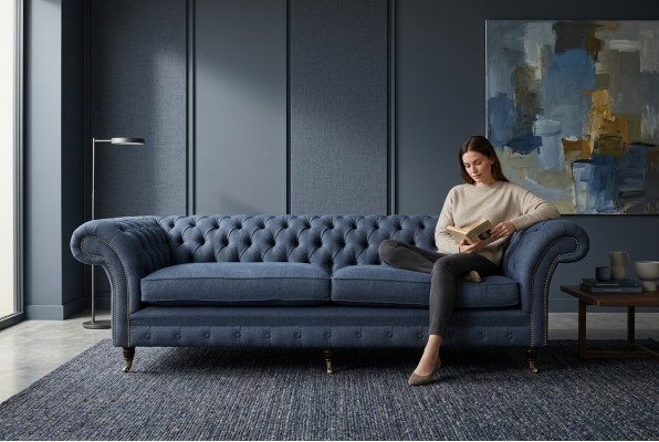 Canapé Chesterfield design 4 places en tissu bleu pour salon