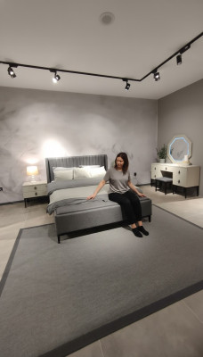 Lit luxueux avec tabouret design exclusif et finition de haute qualité