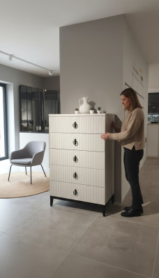 Élégante commode, l'ajout parfait à l'intérieur de votre chambre.