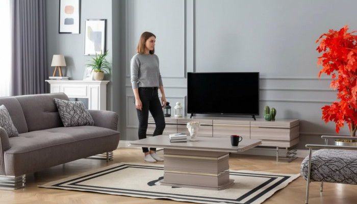 Ensemble de meubles de salon pratique comprenant un support TV mural, une table basse et un meuble de rangement.
