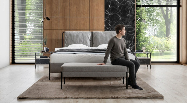 Chambre exclusive avec lit double, cadre en métal, tabouret moderne, mobilier de luxe