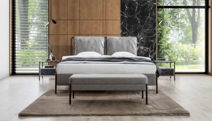 Chambre exclusive avec lit double, cadre en métal, tabouret moderne, mobilier de luxe