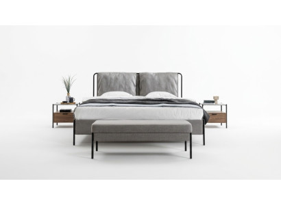 Chambre exclusive avec lit double, cadre en métal, tabouret moderne, mobilier de luxe
