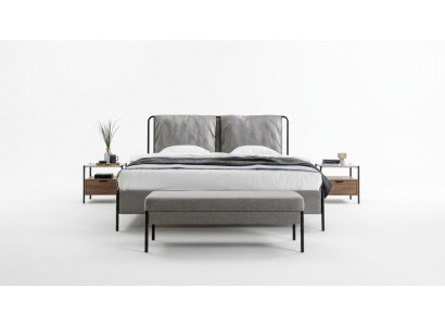 Chambre exclusive avec lit double, cadre en métal, tabouret moderne, mobilier de luxe