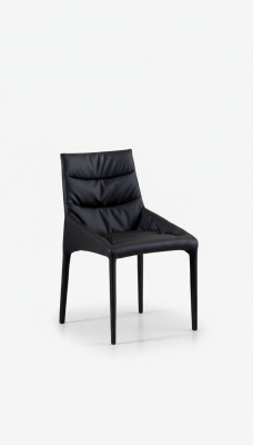 Chaises de salle à manger rembourrées en noir. Chaises textiles de designer. Meubles de salle à manger.