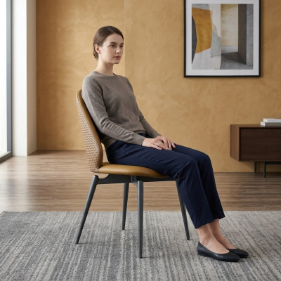 Chaise en cuir marron Salle à manger moderne Chaise aux bois élégante à un siège