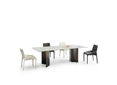 Grand ensemble de salle à manger comprenant une table à manger rectangulaire blanche et 4 chaises en textile (5 pièces).