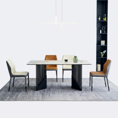 Mobilier de salle à manger moderne Ensemble de salle à manger conçu par un designer 4 chaises rembourrées Table à manger
