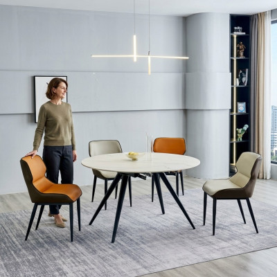 Table ronde beige pour la salle à manger avec 4 chaises rembourrées, design de salle à manger.
