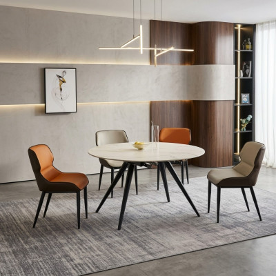 Table ronde beige pour la salle à manger avec 4 chaises rembourrées, design de salle à manger.