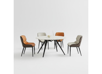 Table ronde beige pour la salle à manger avec 4 chaises rembourrées, design de salle à manger.