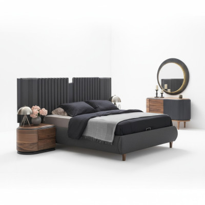 Suite de chambre moderne en gris avec lit en textile et tables de chevet en bois, commode.