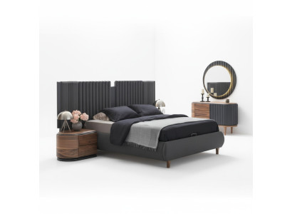 Suite de chambre moderne en gris avec lit en textile et tables de chevet en bois, commode.