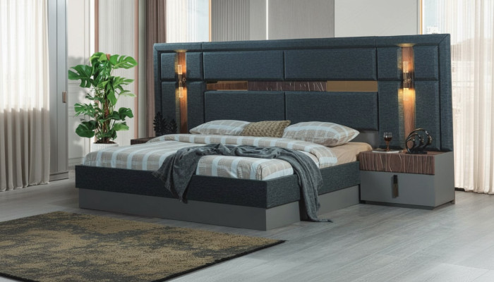 Lit double gris foncé avec tables de chevet en bois design pour chambre à coucher