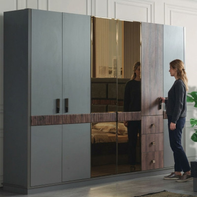Gros armoire grise en bois pour une chambre de luxe.