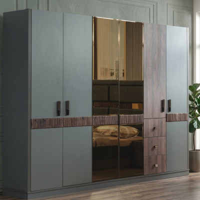 Gros armoire grise en bois pour une chambre de luxe.
