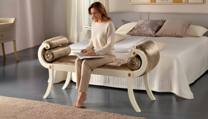 Banc rembourré classique en beige, designer de meubles de siège de banc en bois.