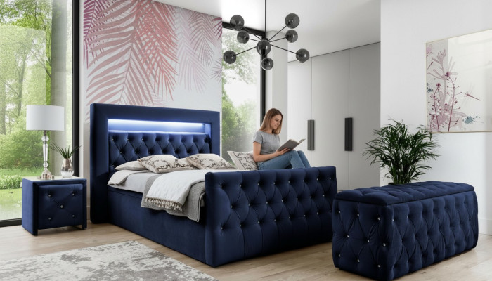 Mobilier de chambre DarkBlue et Chesterfield avec lit double à LED et consoles de nuit.