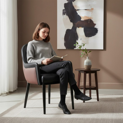 Chaise noire avec accoudoirs. Salle à manger moderne. Ameublement de luxe. Siège rembourré.