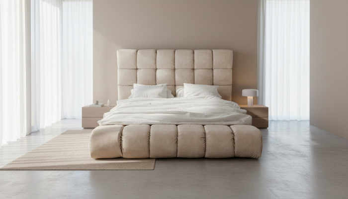 Lit moelleux luxueux dans la grande chambre Lit de designer pratique nouveau Espace intérieur