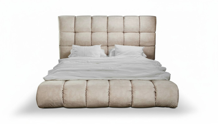 Lit moelleux luxueux dans la grande chambre Lit de designer pratique nouveau Espace intérieur