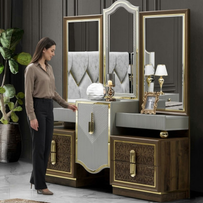Table de toilette au design moderne avec miroir. Nouvelle luxueuse chambre à coucher.