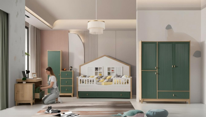 La chambre d'enfants se compose de 2 lits, d'une armoire et d'un bureau.