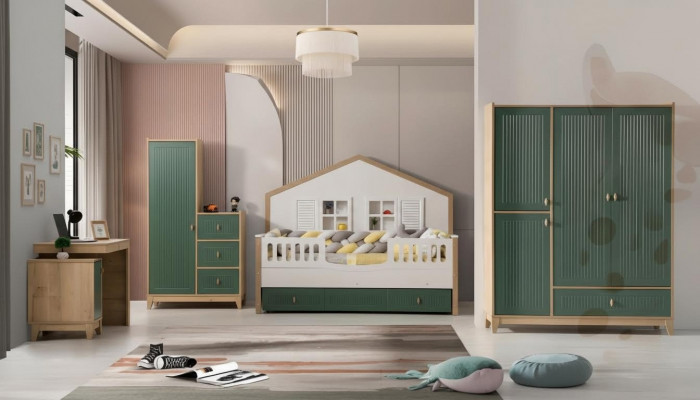 La chambre d'enfants se compose de 2 lits, d'une armoire et d'un bureau.