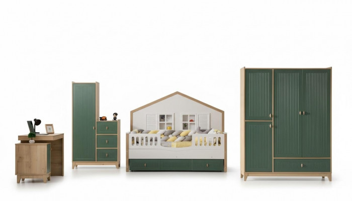 La chambre d'enfants se compose de 2 lits, d'une armoire et d'un bureau.