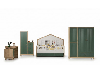La chambre d'enfants se compose de 2 lits, d'une armoire et d'un bureau.