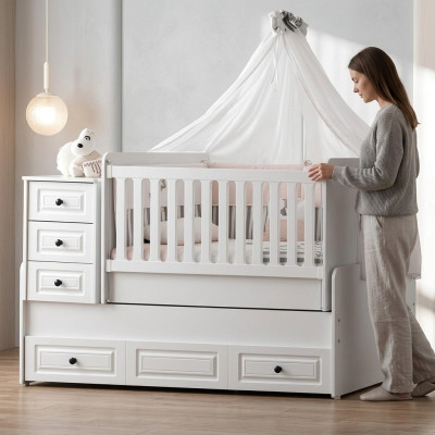 Lit de bébé blanc luxueux. Lit en bois élégant pour la chambre des enfants, neuf.
