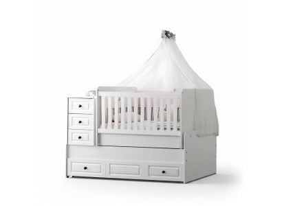 Lit de bébé blanc luxueux. Lit en bois élégant pour la chambre des enfants, neuf.