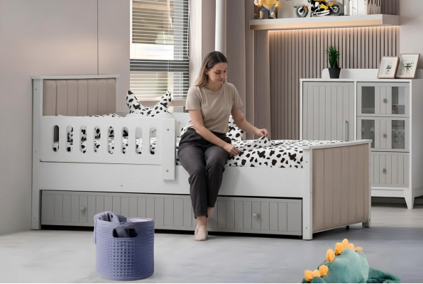 Lit d'enfant pratique de couleur grise pour de douces heures de sommeil. Luxueux