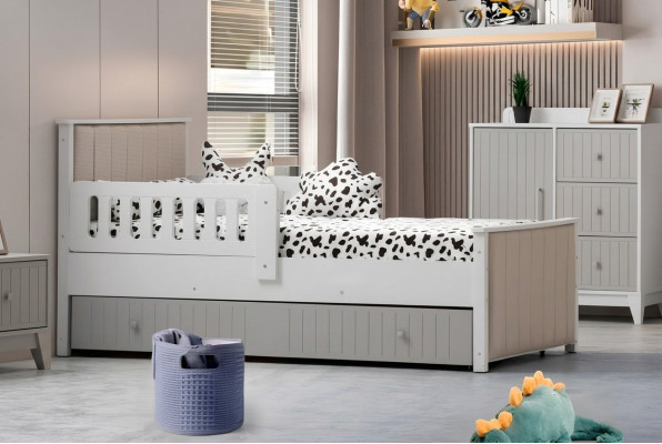 Lit d'enfant pratique de couleur grise pour de douces heures de sommeil. Luxueux