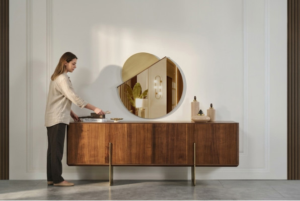 Luxueux ensemble de salle à manger se compose d'un buffet et d'un miroir de couleur brune.