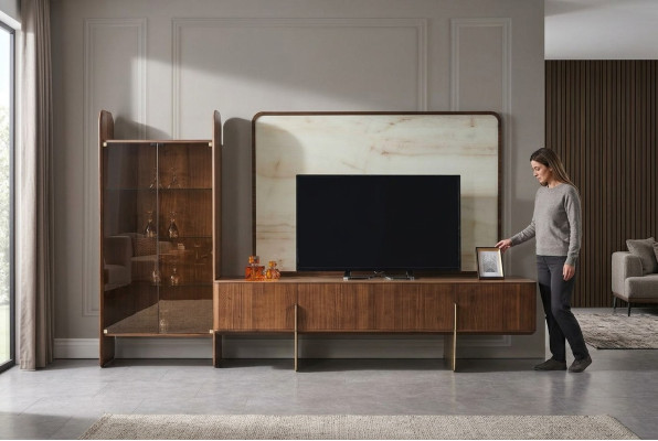 Le salon se compose d'une vitrine, d'un meuble TV et d'un cadre TV en 3 pièces. Nouveau.