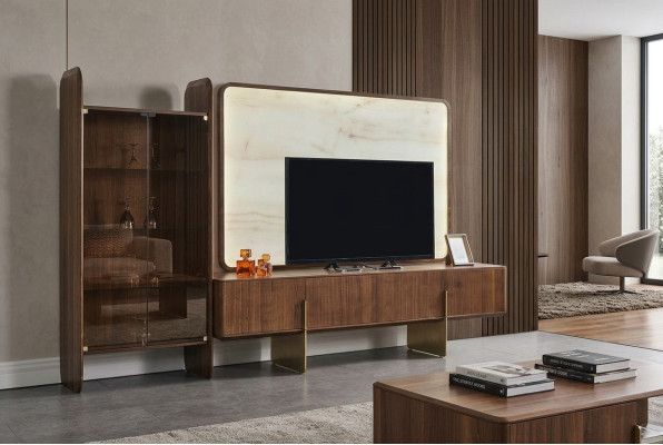 Le salon se compose d'une vitrine, d'un meuble TV et d'un cadre TV en 3 pièces. Nouveau.