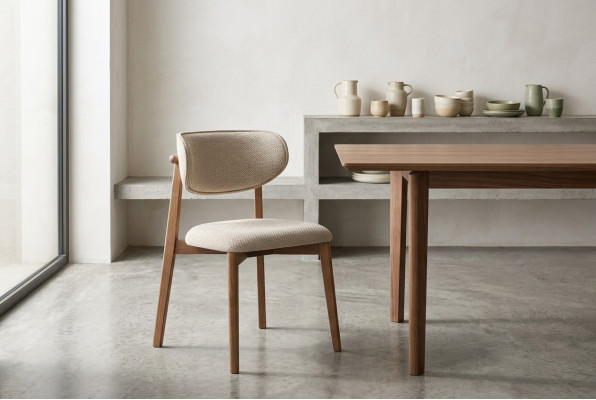 Chic, confortable chaise de salle à manger en beige en bois de qualité exclusif