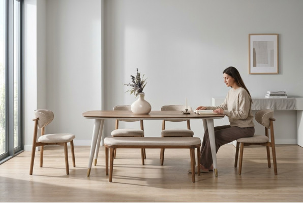 Chic Set se compose de table à manger et 4 chaises + tabouret dans la salle à manger beige