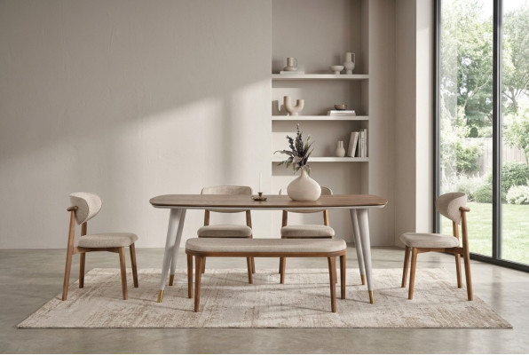 Chic Set se compose de table à manger et 4 chaises + tabouret dans la salle à manger beige