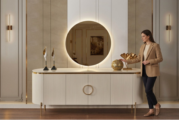 Se compose d'un ensemble de salle à manger Comprend un buffet beige et un miroir