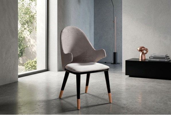 Chaise élégante de couleur grise, confortable et rembourrée pour la salle à manger, neuve.