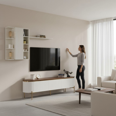 Le salon se compose d'un meuble TV bas et d'une armoire murale avec des éléments dorés.